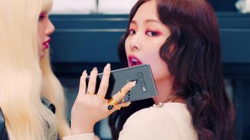 El teléfono inteligente Samsung Galaxy S10 de Jennie en el video musical Kill This Love de BlackPink