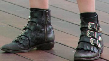 Botas usadas por Mickey Dobbs (Gillian Jacobs) como se ve en Love S03E01