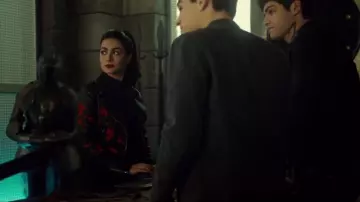 La veste en cuir noir brodée fleurs rouges d'Isabelle Lightwood (Emeraude Toubia) dans Shadowhunters S03E17
