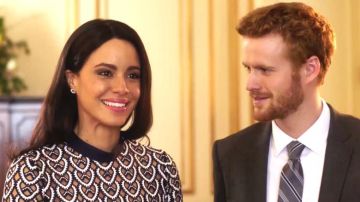 El top usado por Meghan Markle (Parisa Fitz-Henley) en la película When Harry Meets Meghan