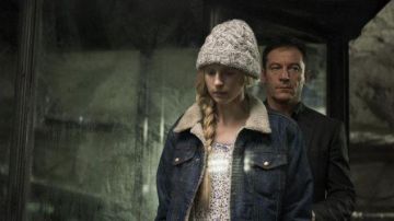 Denim veste whit Col de Fourrure porté par des Prairies Johnson (Brit Marling) dans L'ARTHROSE (S01E02)