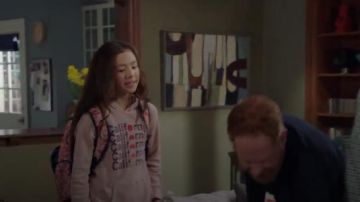 Old Navy Graphique Pull-over à Capuche en Californie porté par Lily Tucker-Pritchett (Aubrey Anderson-Emmons) dans la Famille Moderne (S10E20)