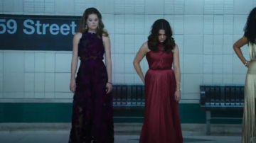 Jason Wu Floral Appliquéd Fil Coupé Gown usado por Sutton Brady (Meghann Fahy) en The Bold Type (S01E01)