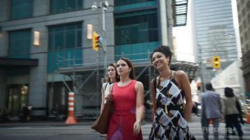 Suno Vestido Geo Estampado sin Mangas usado por Kat Edison (Aisha Dee) en The Bold Type (S01E01)