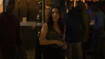 Alice + Olivia Zooey Dentelle Col en V Body porté par Jane Sloan (Katie Stevens) dans Le Gras (S01E01)