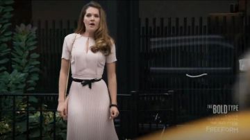 Boss Diblissea Keyhole Pleat Dress usado por Sutton Brady (Meghann Fahy) en The Bold Type (S01E01)