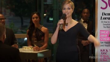 Chiara Boni La Petite Robe Florien Ruched Vestido de noche usado por Jacqueline Carlyle (Melora Hardin) en The Bold Type (S01E01)