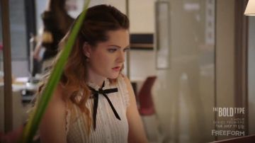 Joie Toledo Sleeveless Silk Blend Top usado por Sutton Brady (Meghann Fahy) en The Bold Type (S01E01)