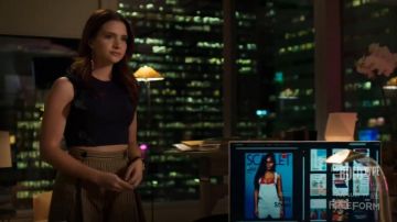 Cérémonie d'ouverture du Tronçon Volant de Trim Recadrée Top porté par Jane Sloan (Katie Stevens) dans Le Gras (S01E01)