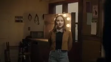 Urban Outfitters UO Chaqueta de ante abotonada recortada usada por Violet Simmons (Haley Ramm) en Light as a Feather (S01E05)