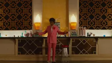 Le pantalon rose porté par The Salesman (Samuel L. Jackson) dans Unicorn Store