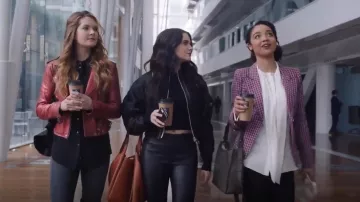 Cuerpo cruzado de Kita de Todos los Santos usado por Kat Edison (Aisha Dee) en The Bold Type (S01E04)