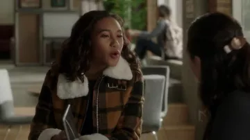 Chaqueta H&M con cuello de piel sintética usada por Caitlin Lewis (Sydney Park) en Pretty Little Liars: The Perfectionists (S01E04)