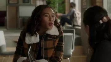 H&M Veste avec Col Fausse Fourrure porté par Caitlin Lewis (Sydney Park) dans Pretty Little Liars: Les Perfectionnistes (S01E04)