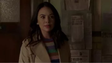 Sandro Emastic chaqueta de trinchera con cordones de espalda usada por Mona Vanderwaal (Janel Parrish) en Pretty Little Liars: The Perfectionists (S01E04)