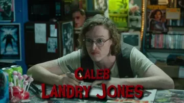 El par de anteojos redondos de Bobby Wiggins (Caleb Landry Jones) en The Dead Don't Die