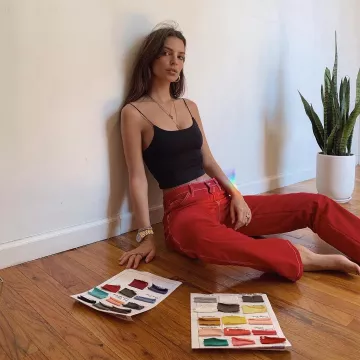 Le pantalon rouge porté par Emily Ratajkowski sur le compte instagram de @emrata