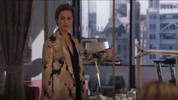Dries Van Noten Vestido de camisa de algodón estampado floral usado por Jacqueline Carlyle (Melora Hardin) en The Bold Type (S01E05)