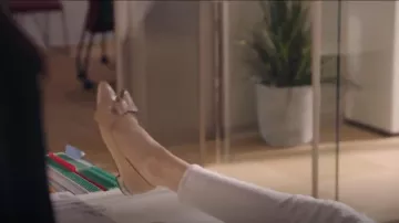 Miu Miu Jewel Heel Patent Bow Flat usado por Sutton Brady (Meghann Fahy) en The Bold Type (S01E05)