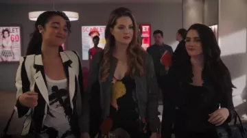 Chaqueta All Saints Kuma Bomber usada por Sutton Brady (Meghann Fahy) en The Bold Type (S01E06)