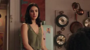 Pierre Balmain Wrap-effect button-detailed crepe de chine bodysuit usado por Adena El Amin (Nikohl Boosheri) en The Bold Type (S02E10)