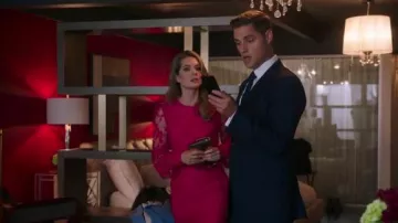 Alexander McQueen Mini Vestido de encaje usado por Sutton Brady (Meghann Fahy) en The Bold Type (S02E10)