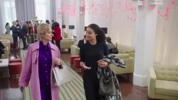 Chloe Haute-taille large-jambe pantalon en crêpe porté par Kat Edison (Aisha Dee) dans Le Gras (S02E10)