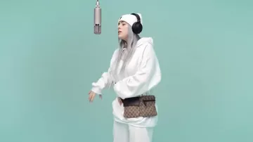 Sweatshirt hoodie white worn by Billie Eilish in her video idontwannabeyouanymore (A Colors Show Version)