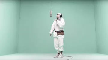 The bag belt Gucci worn by Billie Eilish in her video clip idontwannabeyouanymore (Colors Show)