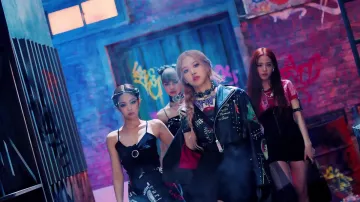 Silver chocker Alexander McQueen de Rosé en el video musical Kill This Love de Blackpink