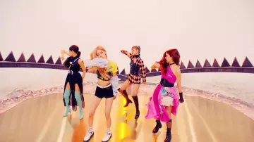 The asymmetrical dress pink Jisoo in the clip Kill-This Love of Blackpink