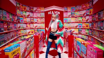 Botas de muslo de jean azul de Lisa en el video musical kill This Love de blackpink