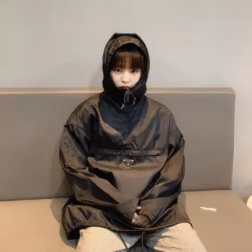 L'anorak noir Prada de Jennie sur son compte Instagram @jennierubyjane