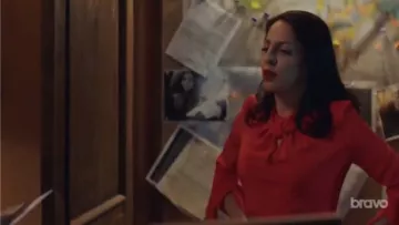 Victoria Beckham Twist front de crêpe de chine de soie chemisier porté par Camila Vargas (Veronica Falcón) dans la Reine du Sud (S03E01)