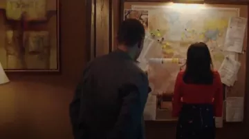 Victoria Beckham Floral Jupe Crayon porté par Camila Vargas (Veronica Falcón) dans la Reine du Sud (S03E01)