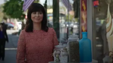 Alice + Olivia Pacha Haut porté par Cassie Rossignol (Catherine Bell) en Bonne Sorcière (S04E02)