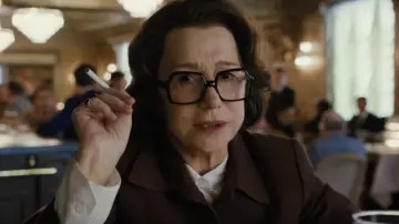 Les lunettes de vue noires oversize de Olga (Helen Mirren) dans Anna