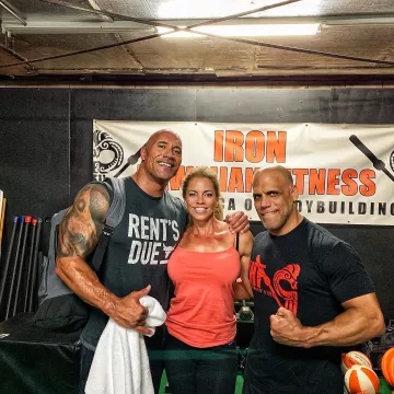 Le t-shirt "Rent's due" Under Arlour de Dwayne Johnson sur son compte instagram @therock
