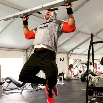 Le sweatshirt à capuche à manches courtes Under Armour de Dwayne Johnson sur son compte Instagram @therock