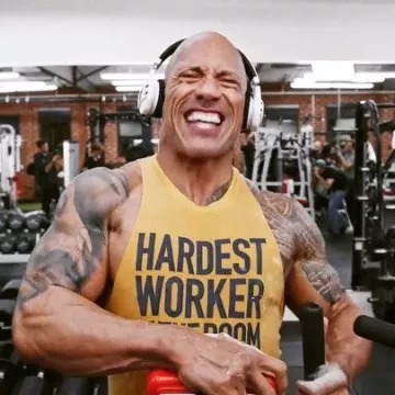 Le débardeur jaune "Hardest worker in the room" de Dwayne Johnson sur son compte Instagram @therock