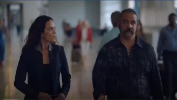 Stella McCartney Fleur navy wool blazer worn by Teresa Mendoza (Alice Braga) in Queen of the South (S03E12)