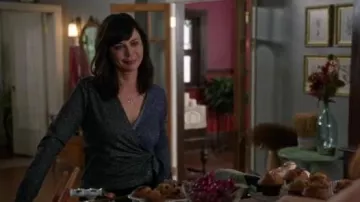 Diane von Furstenberg Lurex Wrap Cardigan usado por Cassie Nightingale (Catherine Bell) en Good Witch (S04E05)