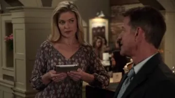 Joie Colby Kimono Ikat Estampado Blusa de seda usada por Kylee Evans en Good Witch (S04E05)
