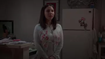 Vestido de túnica de flor de Ted Baker Seella usado por Esther (Esther Povitsky) en Alone Together (S02E07)