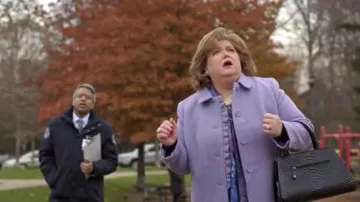 Talbots Albury Wool Ruffle Coat usado por Martha Tinsdale (Catherine Disher) en Good Witch (S04E06)