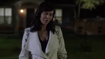 Ted Baker Spring Meadow Wool Blend Wrap Coat usado por Cassie Nightingale (Catherine Bell) en Good Witch (S04E06)
