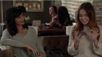 Joan Vass V-Neck Lurex Sweater usado por Cassie Nightingale (Catherine Bell) en Good Witch (S04E06)