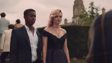 Vestido negro usado por Maeve (Emma Mackey) como se ve en Sex Education S01E07
