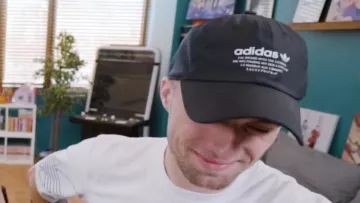La casquette noire portée par Squeezie dans sa vidéo YouTube "CLASH : EXPLICATION, TOUT A FOIRÉ"