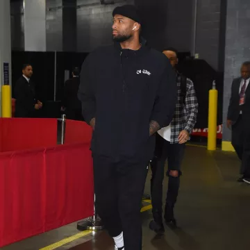 Blanc cassé de l'Impressionnisme, un coupe-vent porté par DeMarcus Cousins sur son Instagram account @boogiecousins